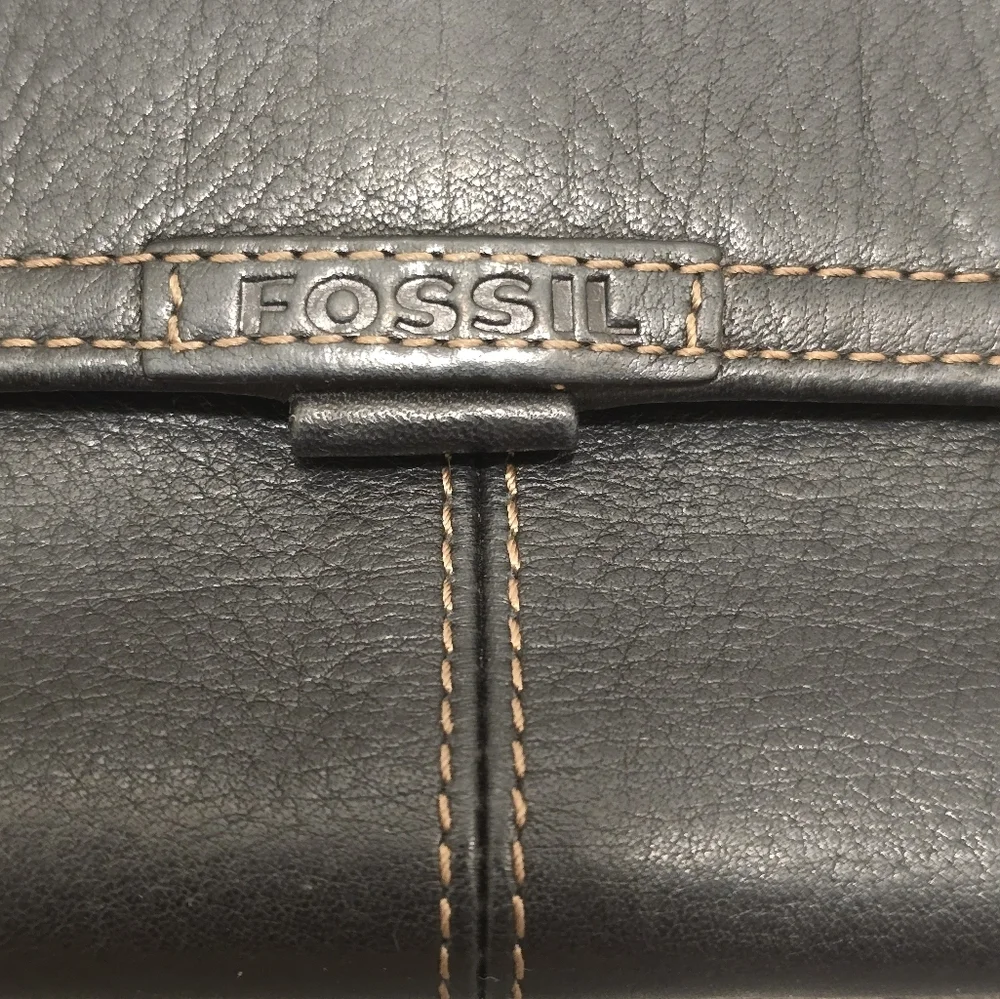 Fossil Leather Wallet Black Pockets Minimalist Simple Classic Chic Boho